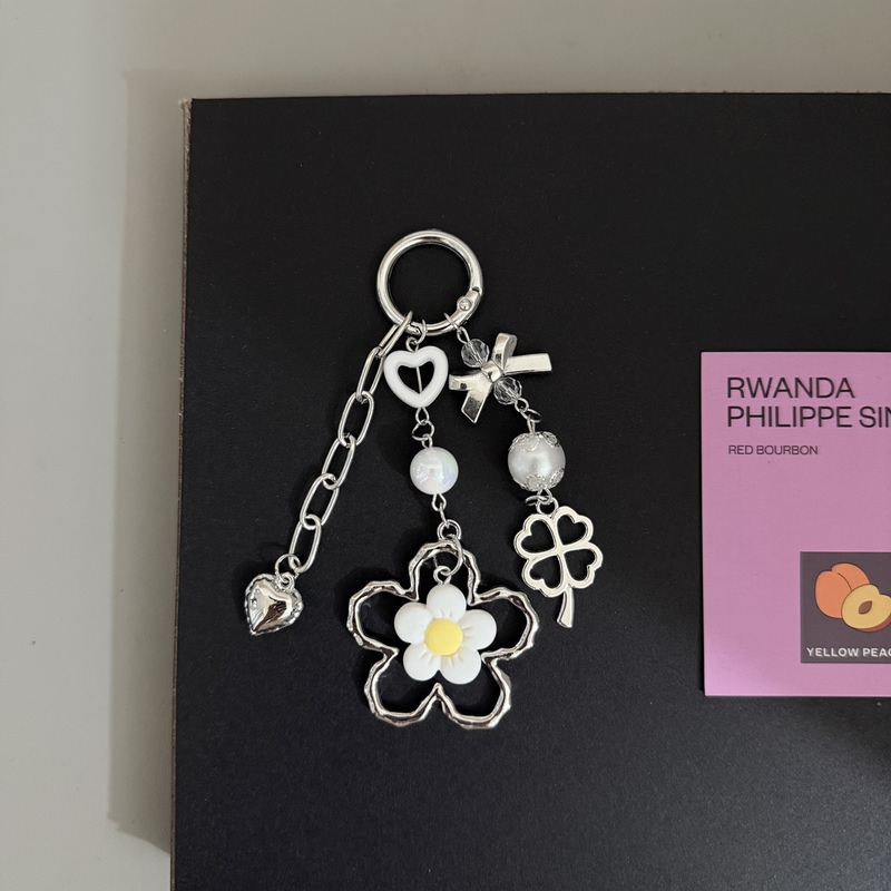 Gif Korean Style ins Small Daisy Electroplated Four-Leaf Clover Pendant Keychain Suitable for Phone Cases and Bag Accessories Gif Korean Style ins Small Daisy Electroplated Four-Leaf Clover Pendant Keychain Suitable for Phone Cases and Bag Accessories
