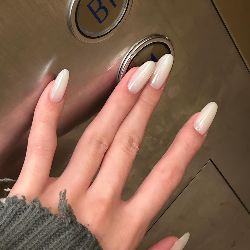 Solid Color, Simple and Pure Style, Mid-Length Oval Egg White Manicure, Handmade Wearable Nails, Popular Style, Brightening and Long-Lasting