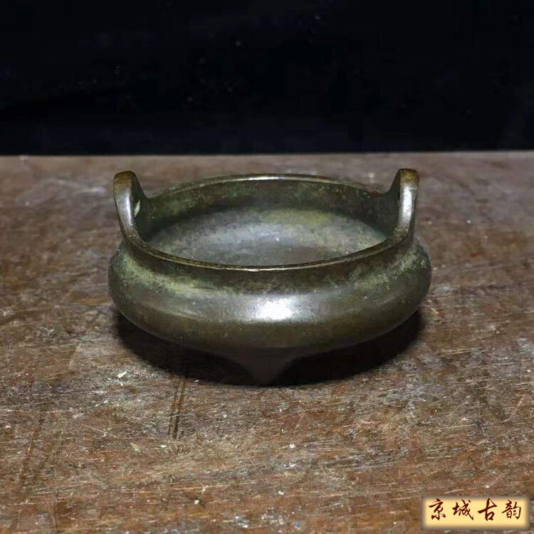 Capital City Ancient Rhyming Antique Bronze big-size incense stove shallow bottom punching ears Three-foot incense stove Old leather shell retro Bauer Pulp Buddha Hall Collection
