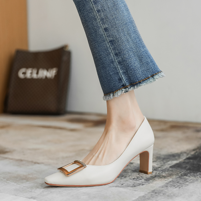 Shallow mouth thick heel shoes women's spring and autumn 2021 new Korean version of small leather shoes French small square toe high-heeled work shoes white