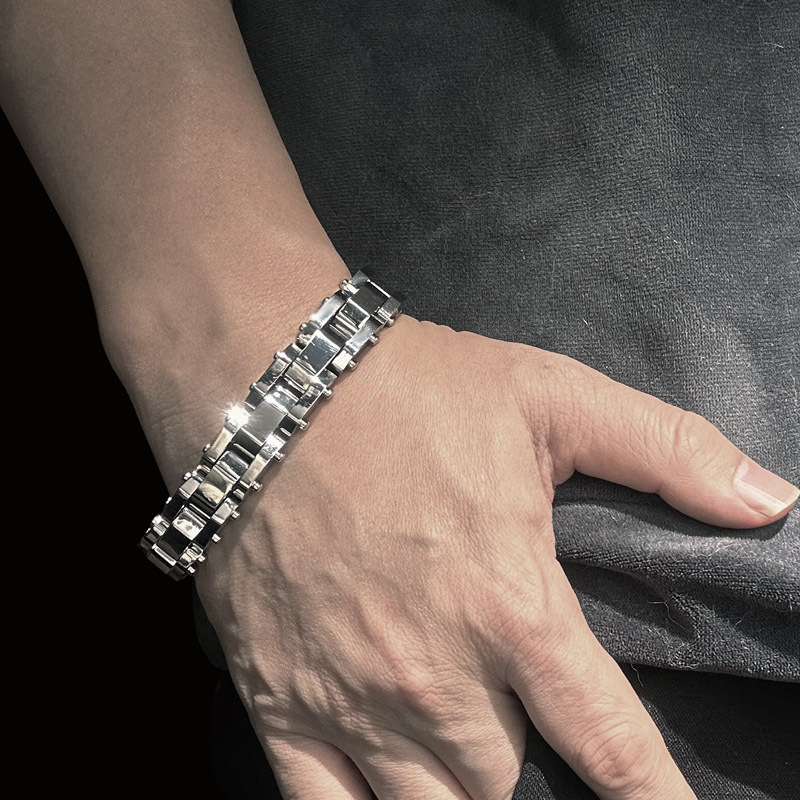 American-Style Heavy, Three-Dimensional, Simple Motorcycle Bracelet for Men, Personalized Titanium Steel Jewelry, High-End Fashion Rider Accessories