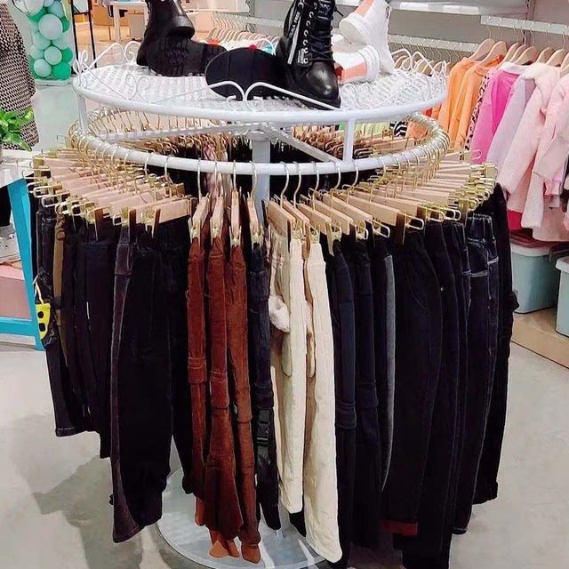 ຮ້ານຂາຍເສື້ອຜ້າສະແດງ rack ຊັ້ນຢືນສູນກາງສະແດງສໍາລັບຜູ້ຊາຍແລະແມ່ຍິງເຄື່ອງນຸ່ງຫົ່ມວົງກົມ rotating ງ່າຍດາຍ rack trouser hanging ເຄື່ອງນຸ່ງຫົ່ມເກາະ rack