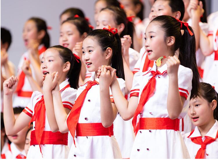 Học sinh tiểu học và trung học hợp xướng phù hợp với khăn quàng đỏ váy trẻ em thiếu niên tiên phong trang phục bay cao hơn trang phục múa bộ ông già noel trẻ em