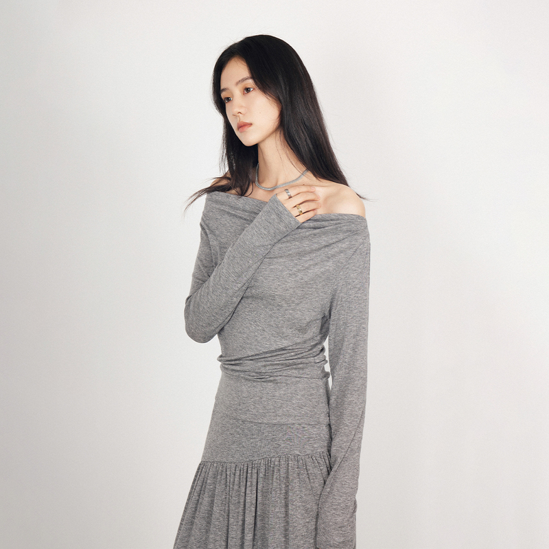 Clmx Has a Refined and Stylish Vibe, a Fashionable Off-The-Shoulder Top with a Soft and Curvy Knit Design/Slimming Pleated Skirt
