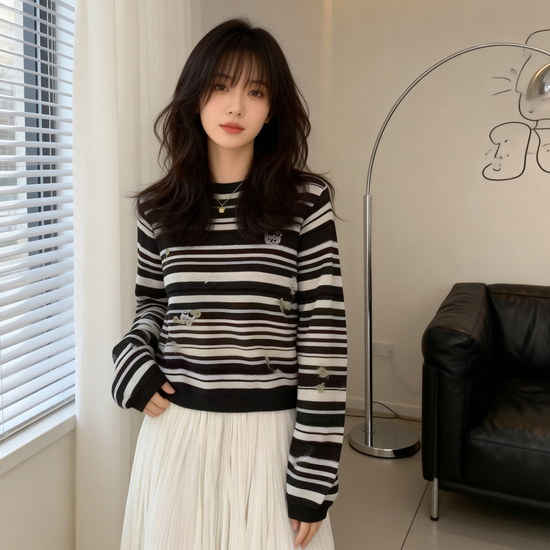 [High-End Version] Striped Knit Sweater for Women, Round Neck, Long Sleeves, Black and White Embroidery, Base Layer Sweater for Autumn