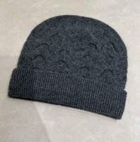 Глубокая серая шляпа