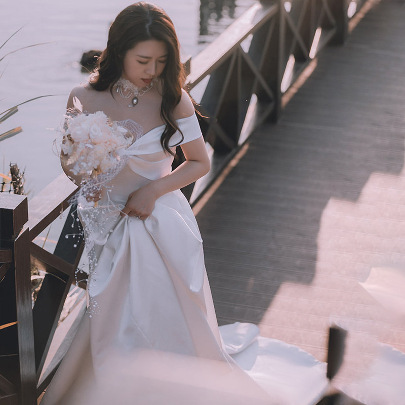 Main wedding dress 2020 spring bride vintage satin French Hepburn simple temperament word shoulder out of the yarn female tail