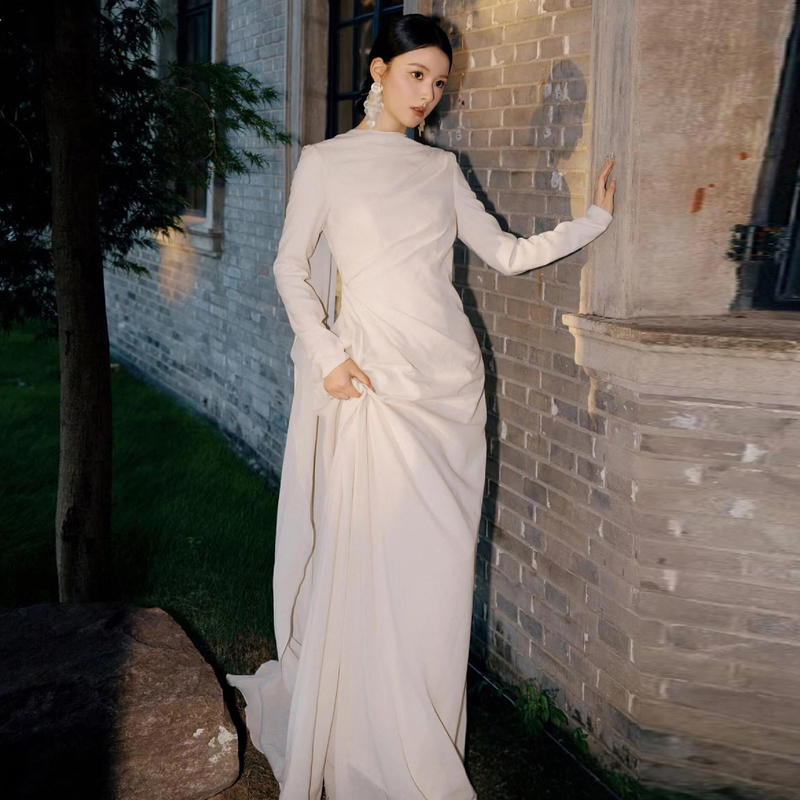 Long-Sleeved Satin Light Wedding Dress, Elegant and Slimming, Suitable for Brides, Engagement, Travel Photography, Going Out, Niche, Simple, Backless, with a Train