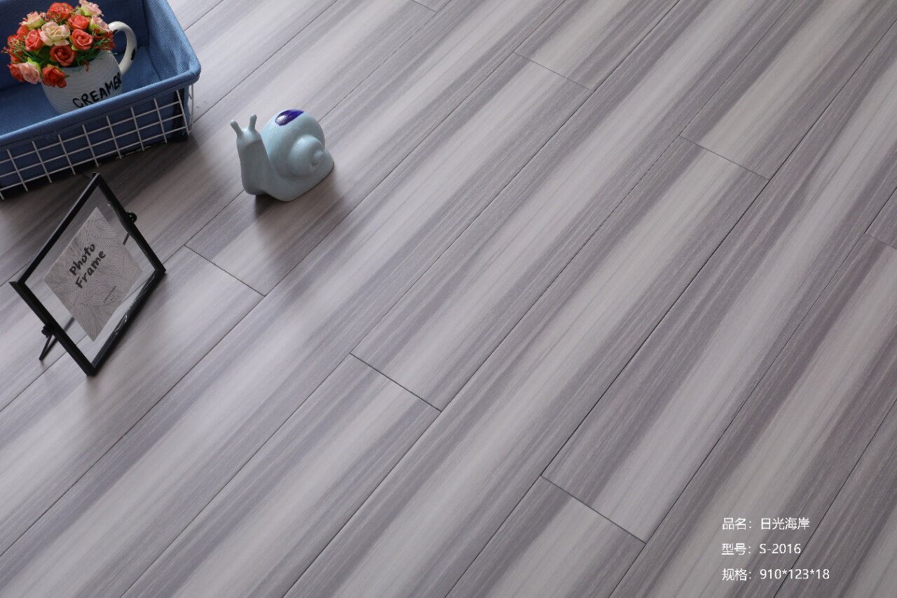 Wuhan pure solid wood floor Oak antique logs Fan Longan environmental protection bedroom floor Gray solid wood factory direct sales