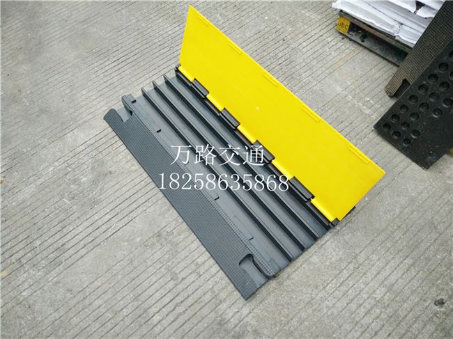 do bao ho lao dong Giảm tốc độ cao su có thể được sử dụng để xây dựng cáp, khe bốn dòng, bảo vệ cáp PVC, xây dựng tạm thời cụ thể nhà máy lưới thép hàng rào bảo vệ