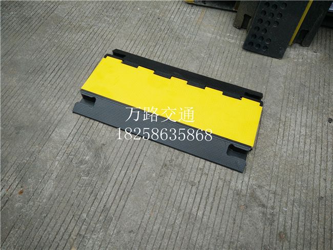 do bao ho lao dong Giảm tốc độ cao su có thể được sử dụng để xây dựng cáp, khe bốn dòng, bảo vệ cáp PVC, xây dựng tạm thời cụ thể nhà máy lưới thép hàng rào bảo vệ