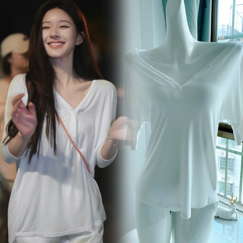 Xu Mo, the Actress Who Plays Zhao Lusi in the Show, Wears a White V-Neck Button-Up Knit Sweater, Which Is a Loose and Casual Top Suitable for Layering in Autumn and Winter