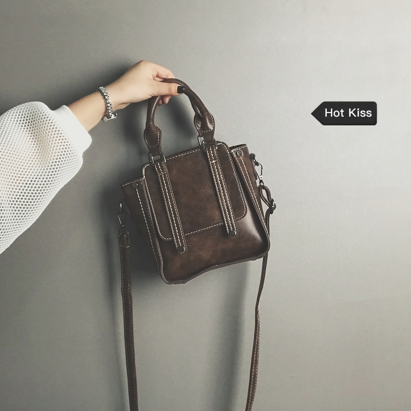 Retro Packet Bag Women 2021 Fall New Ins Super Fire Han Edition Hand Inclined Satchel Harbor Wind Single Shoulder Small Square Bag