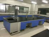 Лабораторная сталь и деревянная мебель, центральная сторона лаборатории