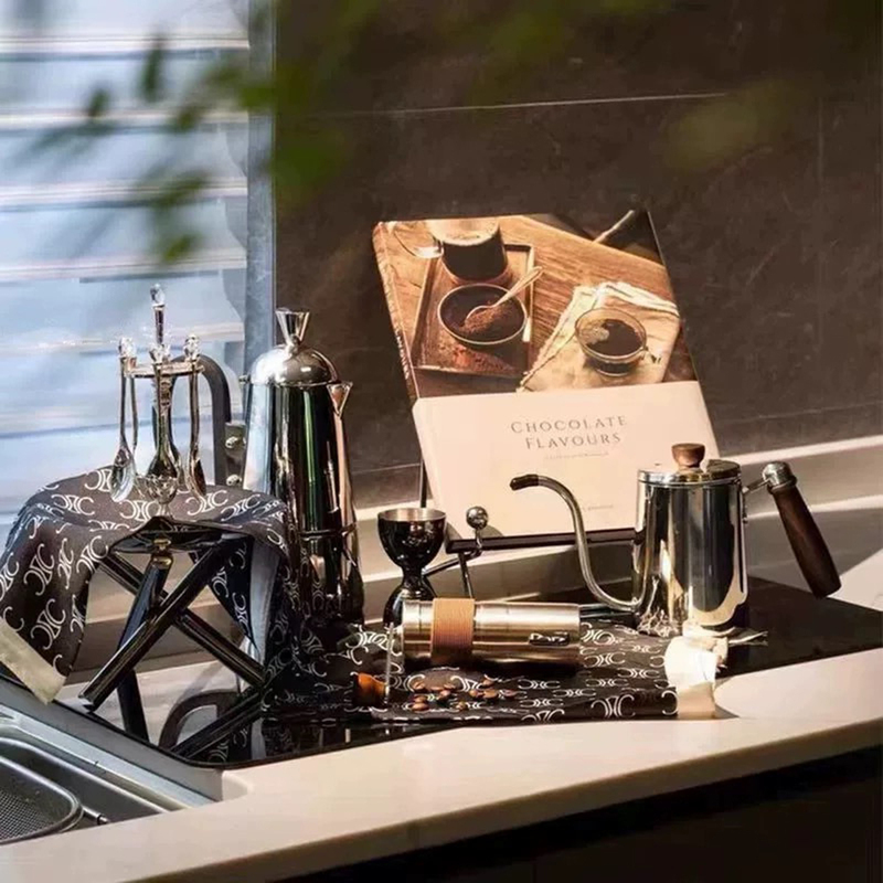 Light Luxury Modern Model Room Kitchen Sideboard Coffee-Themed Soft Furnishings with Accessories Bar Counter Props Decoration