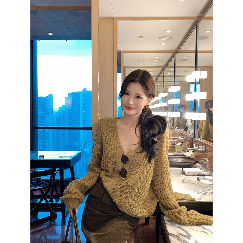 Chen Liuliu's Law of Charm: Korean-Style Lazy V-Neck Cable Knit Sweater for Women, New Loose Knit Top for Autumn and Winter