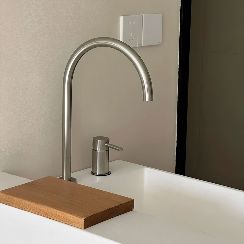 Minimalist Brushed Silver Pull-Out Kitchen Faucet with Hot and Cold Water for Island Sink, Washbasin, and Vanity, Rotatable