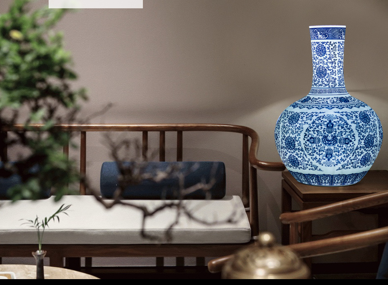 Jingdezhen ceramic hand - made large blue and white porcelain vase is placed large sitting room of Chinese style porcelain decorative arts and crafts