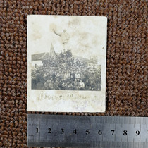 1968 Handheld Chairman Maos quotations photo taken in black and white old photos of the Cultural Revolution