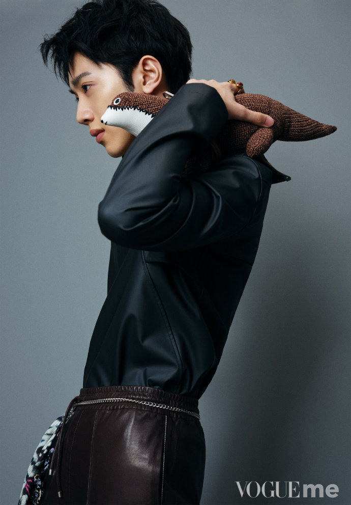 Interview with Lai Guanlin Inside page Vogue Me December 2019 December issue of Clothing and Beauty magazine Lai Guanlin spot quick hair