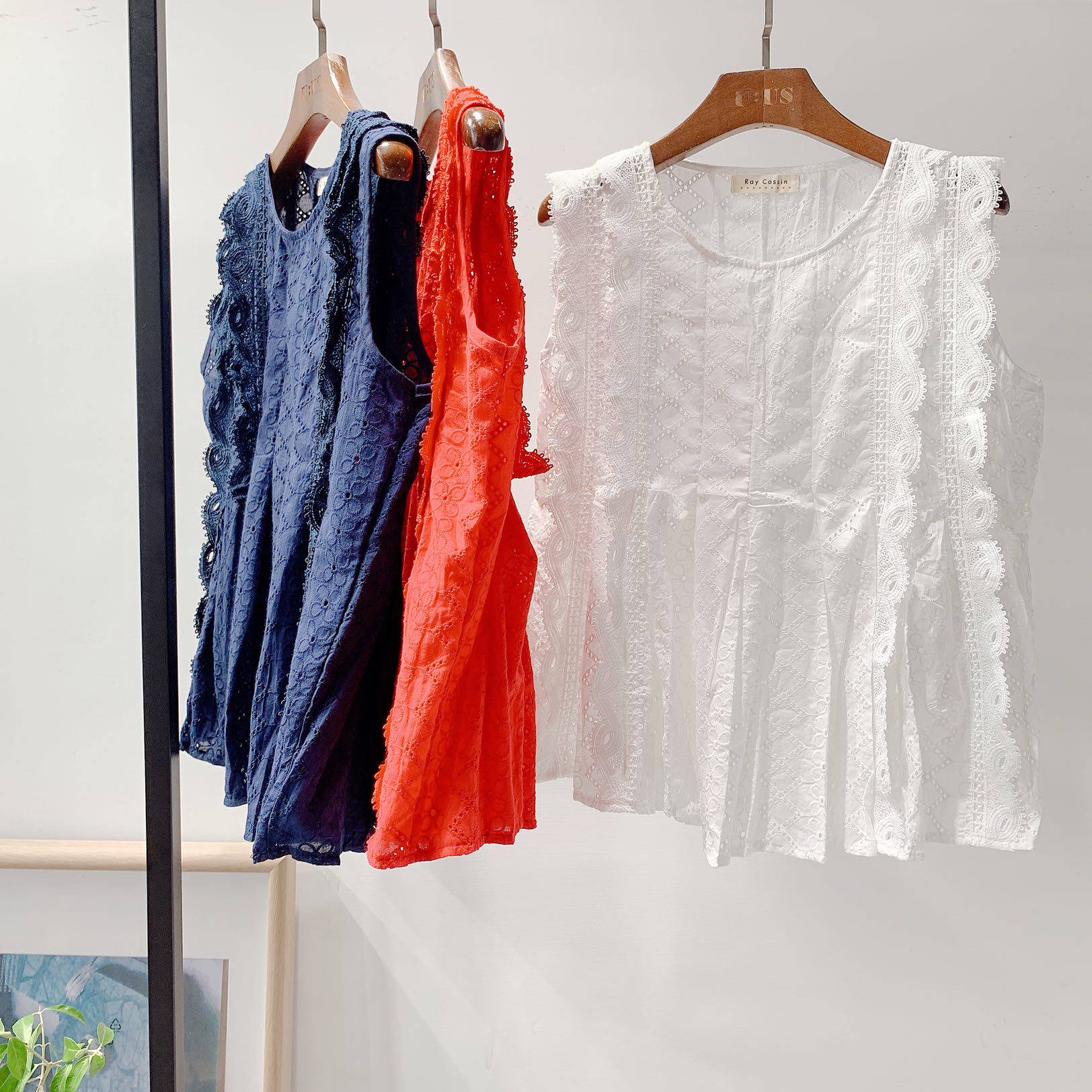 South Korea Dongdao Same Lace Lace Lace Splice Ultra Fairless Sleeveless Vest Skirt Design Hollow Doll Shirt