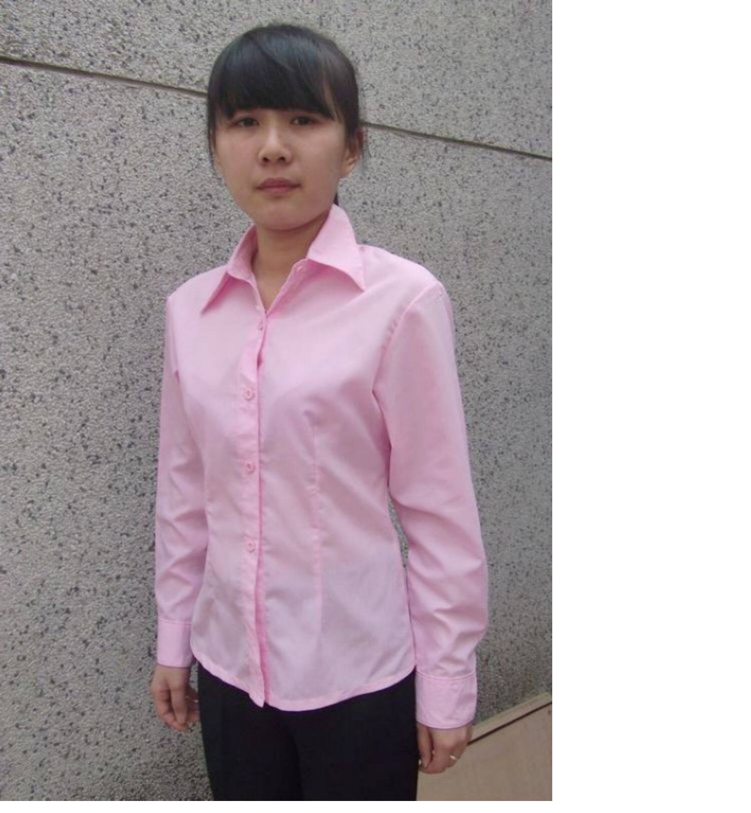 Белая лазурная рубашка, розовый лонгслив, комбинезон 