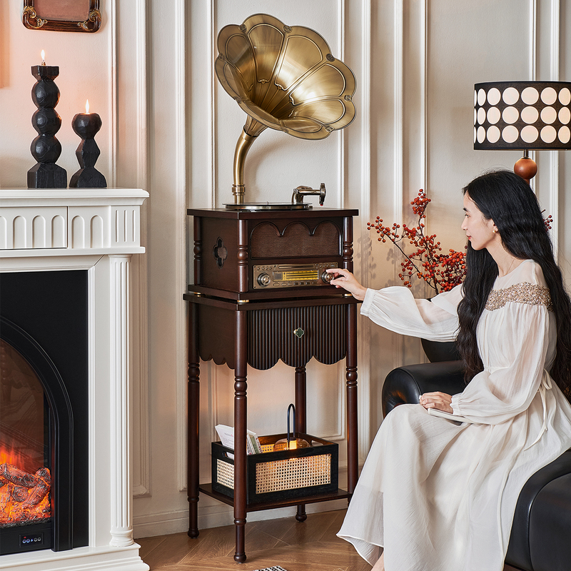 A Gramophone with a Family Reunion Theme, French Retro Style Vinyl Record Player, Vintage-Style Bluetooth Speaker Ornament