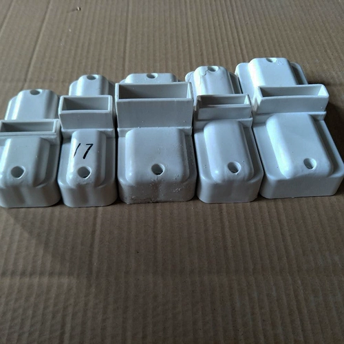 Ограждение, штатив из натурального дерева, пластиковый кронштейн, фиксаторы в комплекте