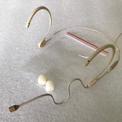 Four-pin Lennon complexion Soft McManon wearing a microphone