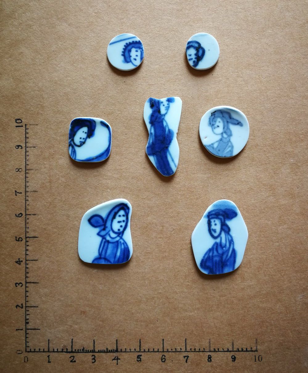 Ancient waitresses and women's paintings at least Ming Dynasty ancient porcelain pieces figures have been polished to be used to renovate the bag silver inlaid red wood