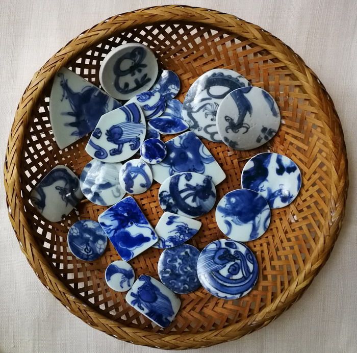 Dragon vein polished fine Ming and Qing ancient porcelain pieces old porcelain pieces broken porcelain can be bought to bag silver jewelry pendant inlaid wood decoration