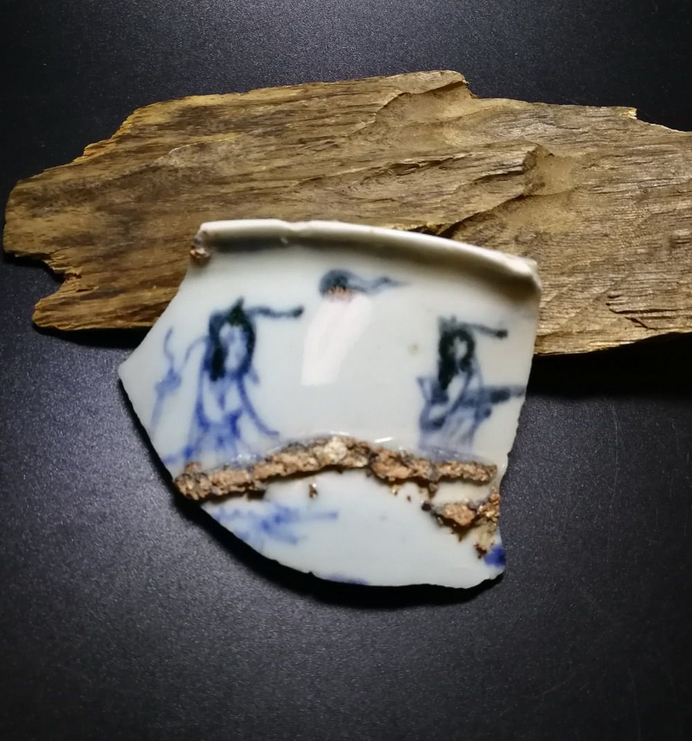 Figure 23 Specimen of broken porcelain pieces of blue and white ancient porcelain pieces in the early Ming Dynasty With a picture of visiting friends with a qin