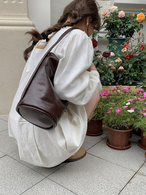 Feifei ຖົງ homemade ສໍາລັບແມ່ຍິງ 2023 ໃຫມ່ retro casual soft leather bucket bag commuting versatile shoulder handbag