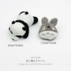 Panda gấu trúc trâm liếm trên cơ thể búp bê ba chiều pin dễ thương búp bê dễ thương vải mềm dễ thương - Trâm cài huy hiệu cài áo vest
