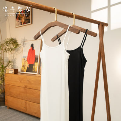 Pan Waltz's high-end halter top in solid color, paired with a long base layer, is fashionable, versatile, slimming, and a new high-end commuting outfit