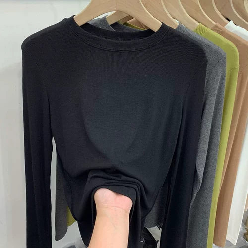 Трикотажный дизайнерский свитер, приталенный лонгслив, приятная телу осенняя футболка, тренд сезона