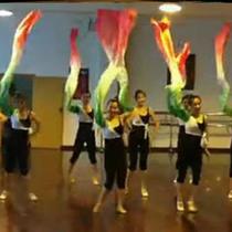 And reciting the spring rain to perform the practice of martial arts and water sleeve classical dance folk dance costumes stage acting out of Chinese style