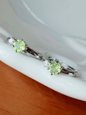 Серьги 8月生辰石天然橄榄石耳环耳扣火彩净透清新绿色轻奢设计s925纯银