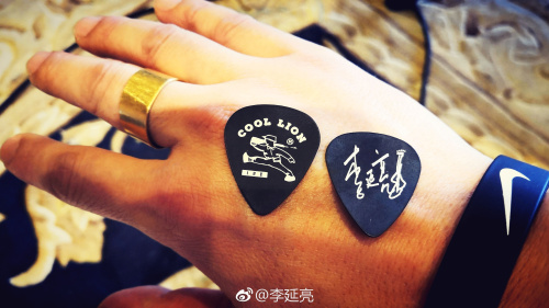 Li Yanliang Signature Cool Lion Electric Guitar Wood Guitar Non-slip Wear and Dialing Sheet Suit Mysterious Gift Random Gift