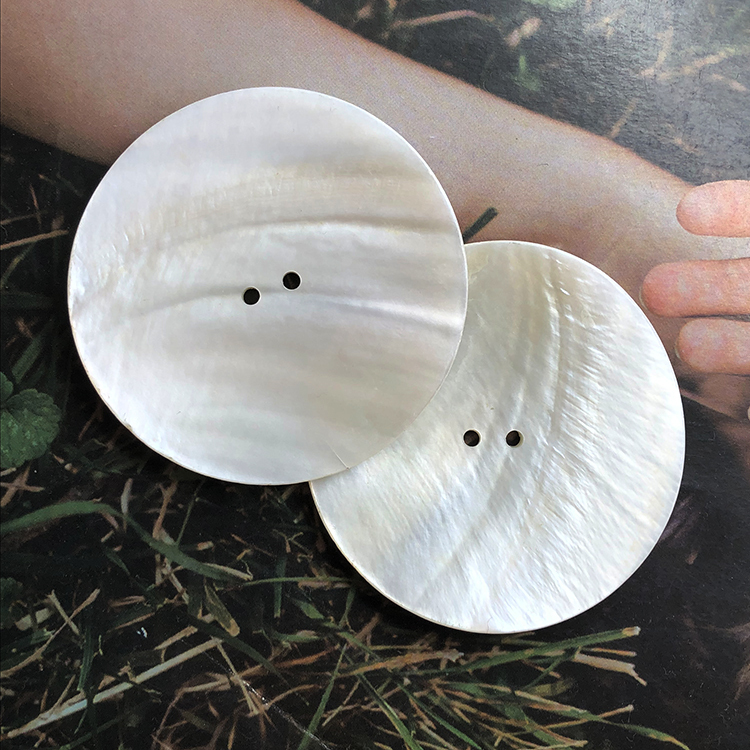 Natural White Shell Round Two-Hole Buttons, Decorative Buttons for Women's Coats and Woolen Clothes, Extra Large Shell Buttons