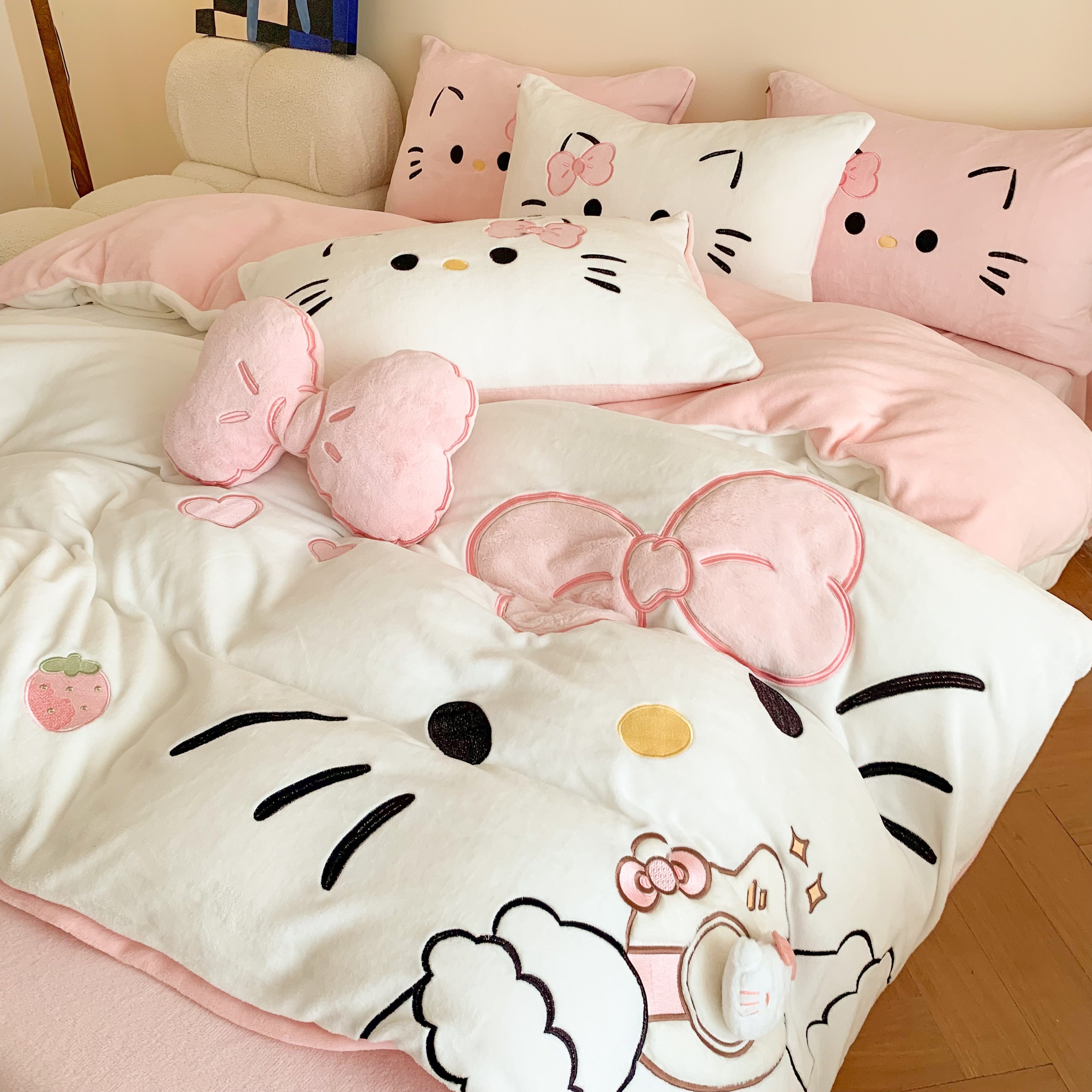 Сочетайте hellokitty｜ Молочное бархатное зимнее теплое стеганое одеяло из четырех частей, простыня, мультяшный детский комплект из трех частей Изображение 1