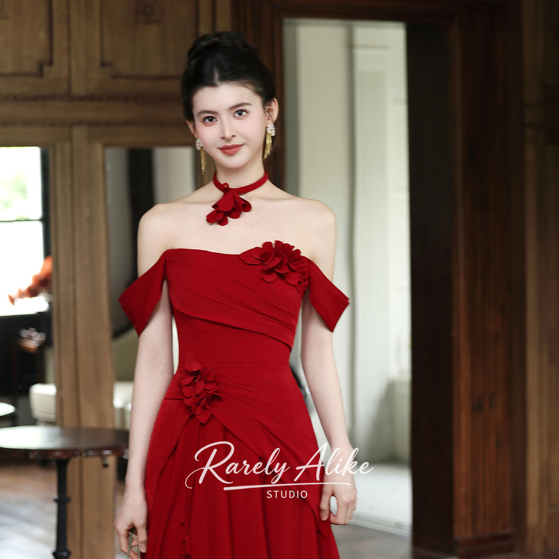 "Red Groom" Red Toast Dress for the Bride, New Chinese-Style Off-Shoulder Engagement Dress for Young People, Petite Waist-Cinching Dress