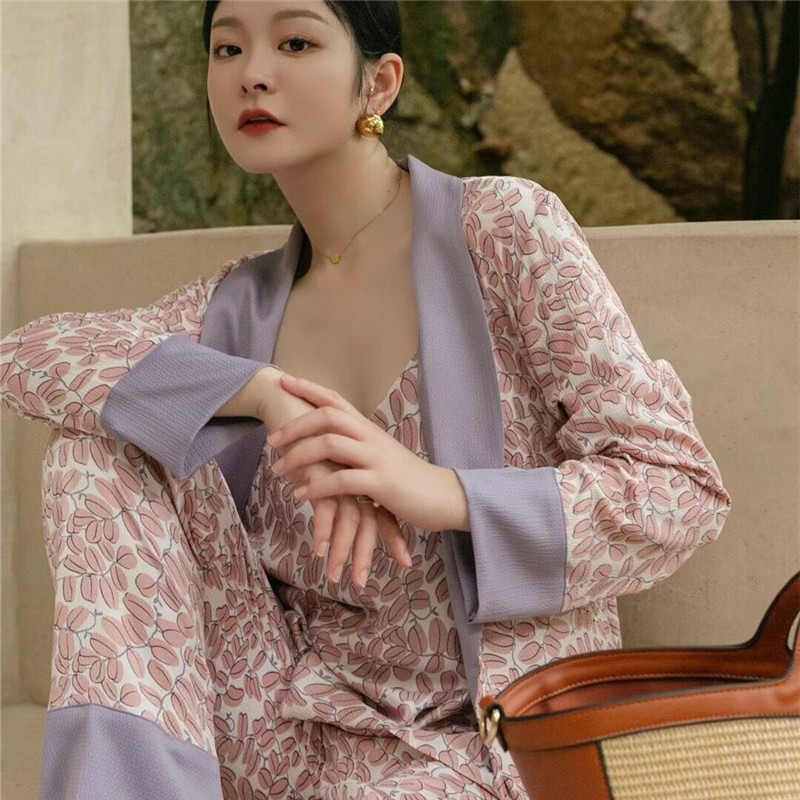 Soft Touch style ~ White Fumei both view high-end pyjamas women's autumn real silk national wind clover leaves three suits