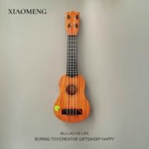 Xiaomengjia when you are bored let’s talk about the piano and play. You can play the ukulele toy small guitar simulation instrument.