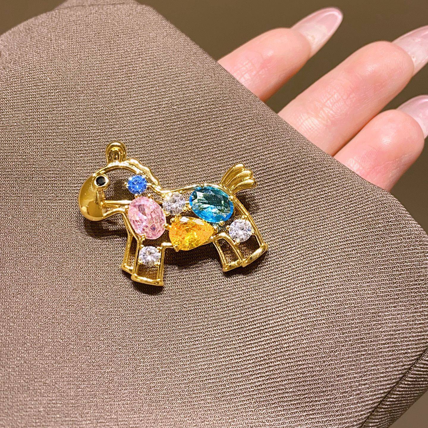 New Style Colorful Diamond Hollow Pony Brooch, Exquisite and High-End Brooch, Suit Coat Pin, Year of the Horse Zodiac Accessory for Women