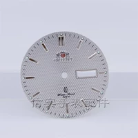 Серебристо-белая поверхность