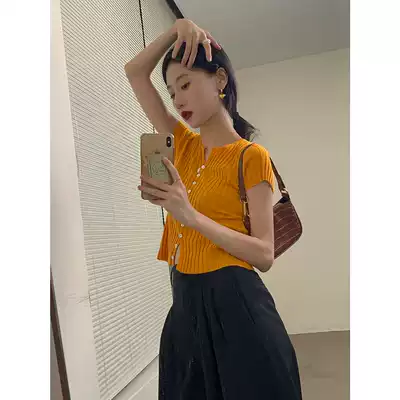 Luqing Yikeng strip knitted button T-shirt autumn new temperament is thin V-neck slim short-sleeved casual top women