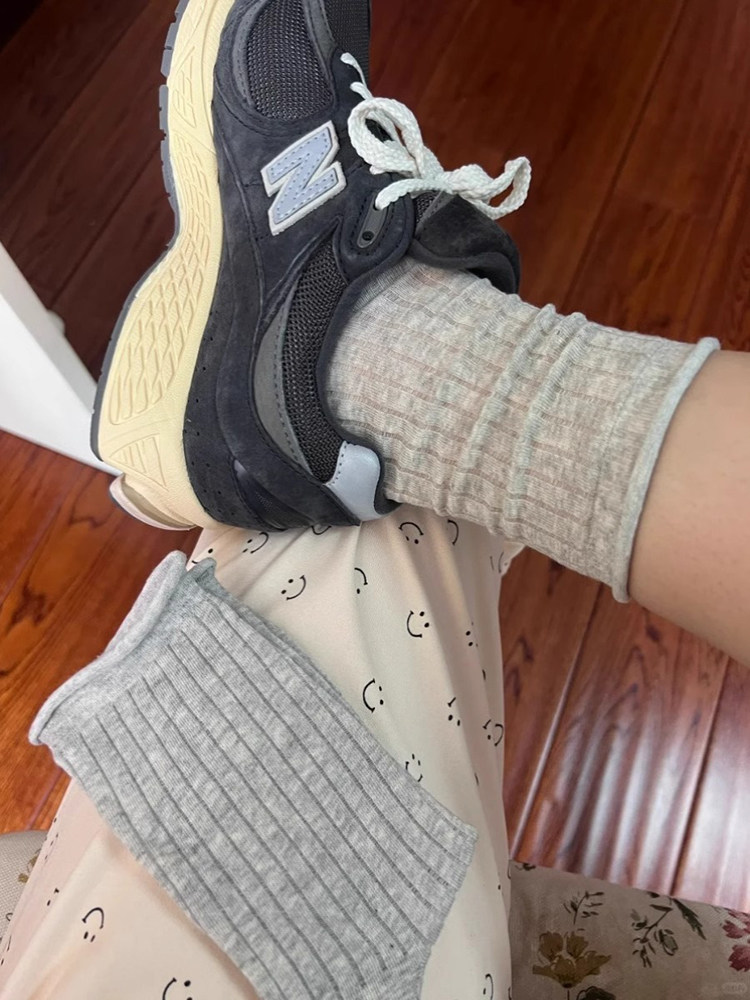 THE SISTERS HAVE FOUND A PAIR OF SIMPLE OUTFITS SUITABLE FOR SUMMER VERTICAL STRIPS ARE SOLID COLOR CURLED AND PILED UP A LOT OF WOMENS VERSATILE