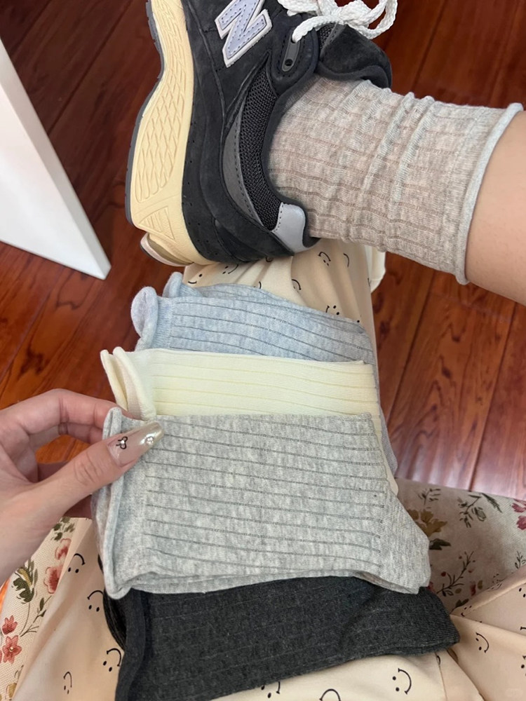 THE SISTERS HAVE FOUND A PAIR OF SIMPLE OUTFITS SUITABLE FOR SUMMER VERTICAL STRIPS ARE SOLID COLOR CURLED AND PILED UP A LOT OF WOMENS VERSATILE