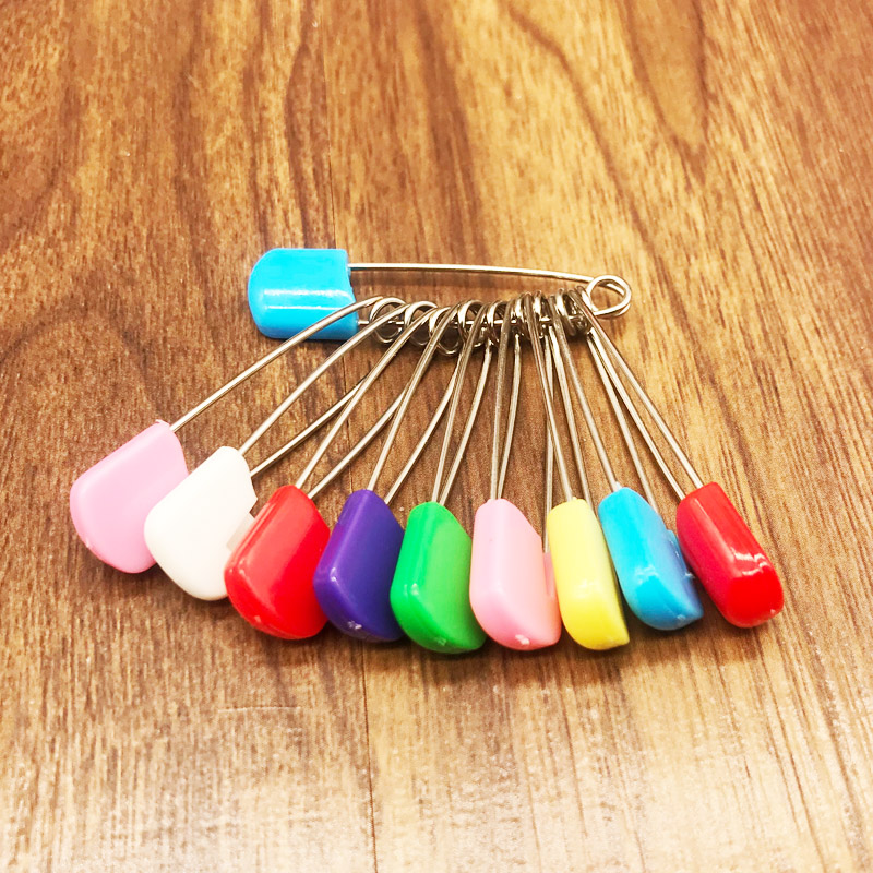 Bé an toàn pin bé phim hoạt hình lớn nước bọt khăn khóa kim trẻ em trâm nhỏ hình chữ U chống phản xạ - Trâm cài nút cài áo